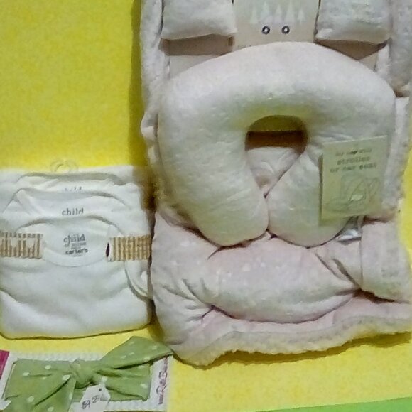 Baby shower bundle Little Traveler pink  blanket onesies & bow - Picture 7 of 9